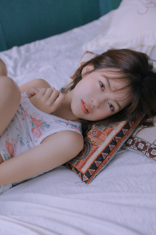 两男吮她的花蒂和奶水视频